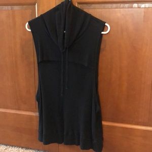 Strut This Sleeveless Crowl neck pullover